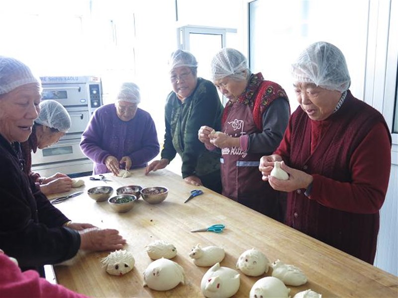 2015年3月公寓老人制作“十二生肖”面食庆元宵节