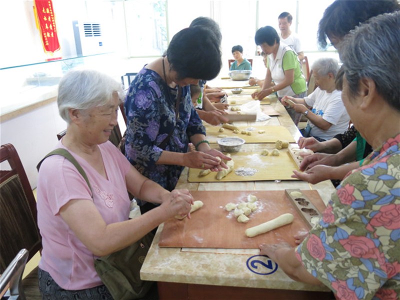 2016年7月异地老人亲手自制花样面食，感受其中的乐趣！