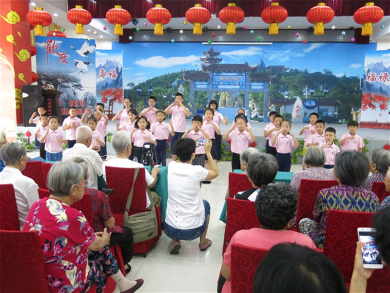 2016年8月威海童蒙经典学堂师生们走进东发老年公寓慰问演出