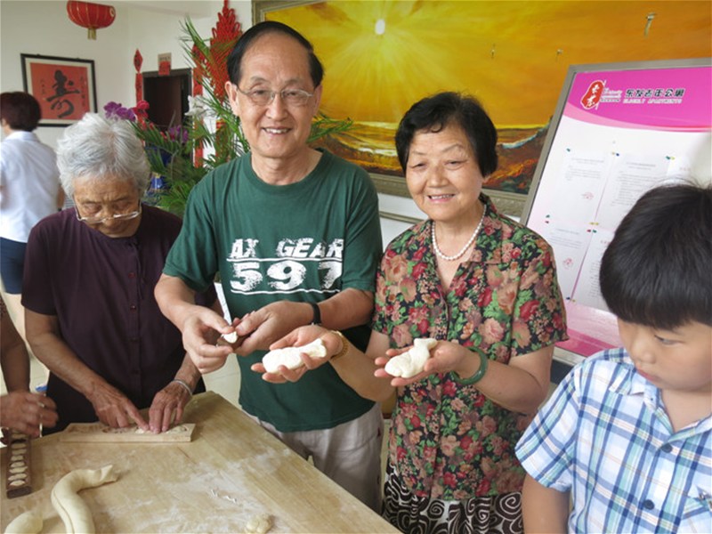 2015年8月东发老年公寓餐饮部组织老人“迎七夕、烙巧果”活动