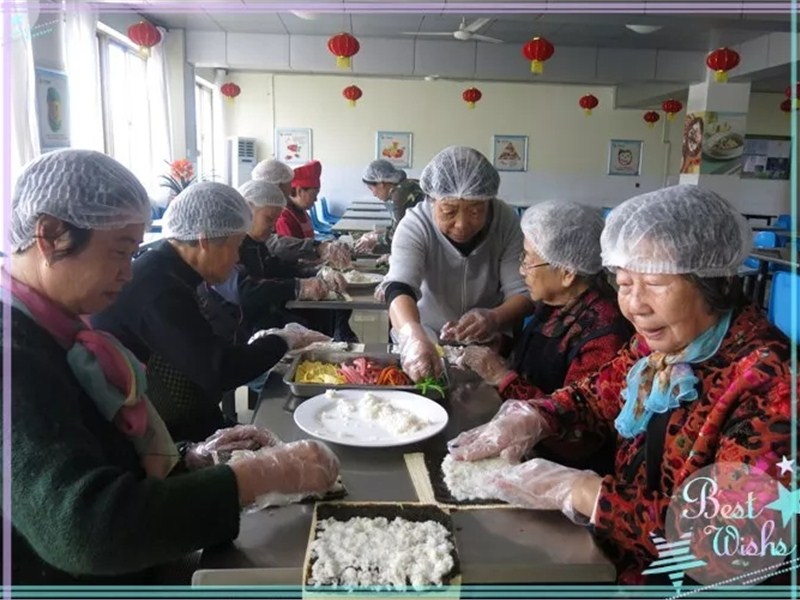 5月4日，东发老年公寓邀请彩虹桥心理咨询的老师们教爷爷奶奶们学做紫菜包饭