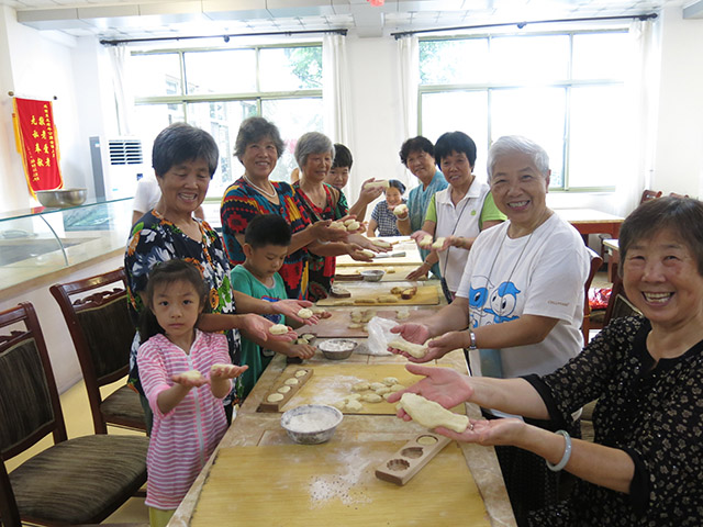 公寓组织异地老人学做面食