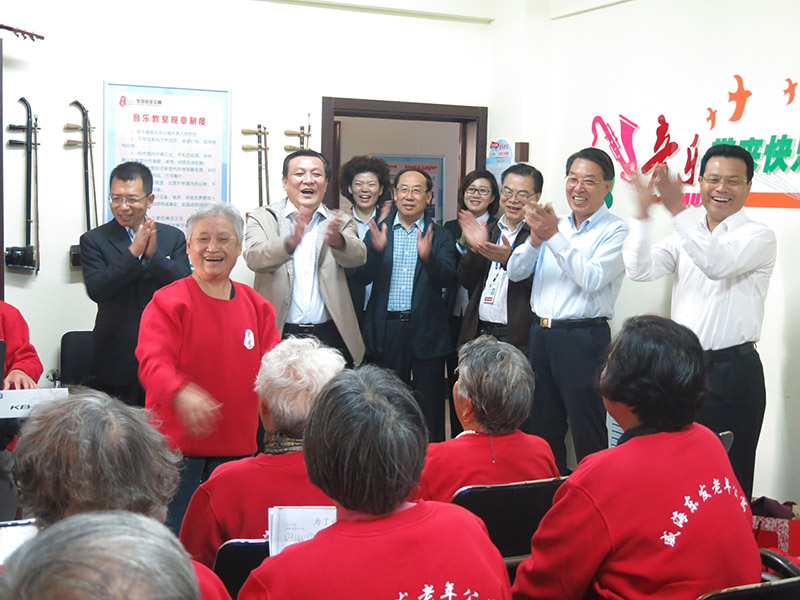 重阳节于恒福书记陪同威海市人大常委副主任刘茂德等领导来公寓看望慰问老人