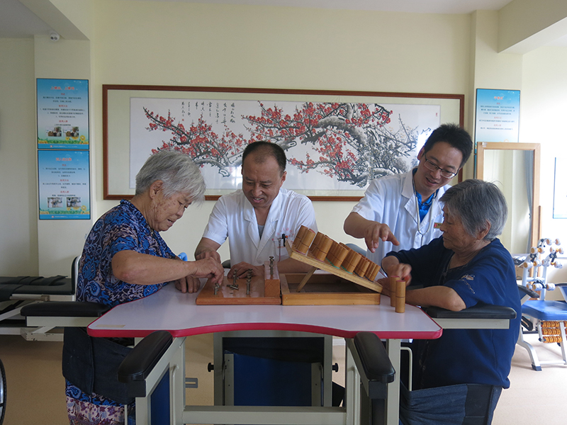 医生协助老人锻炼手眼协调能力